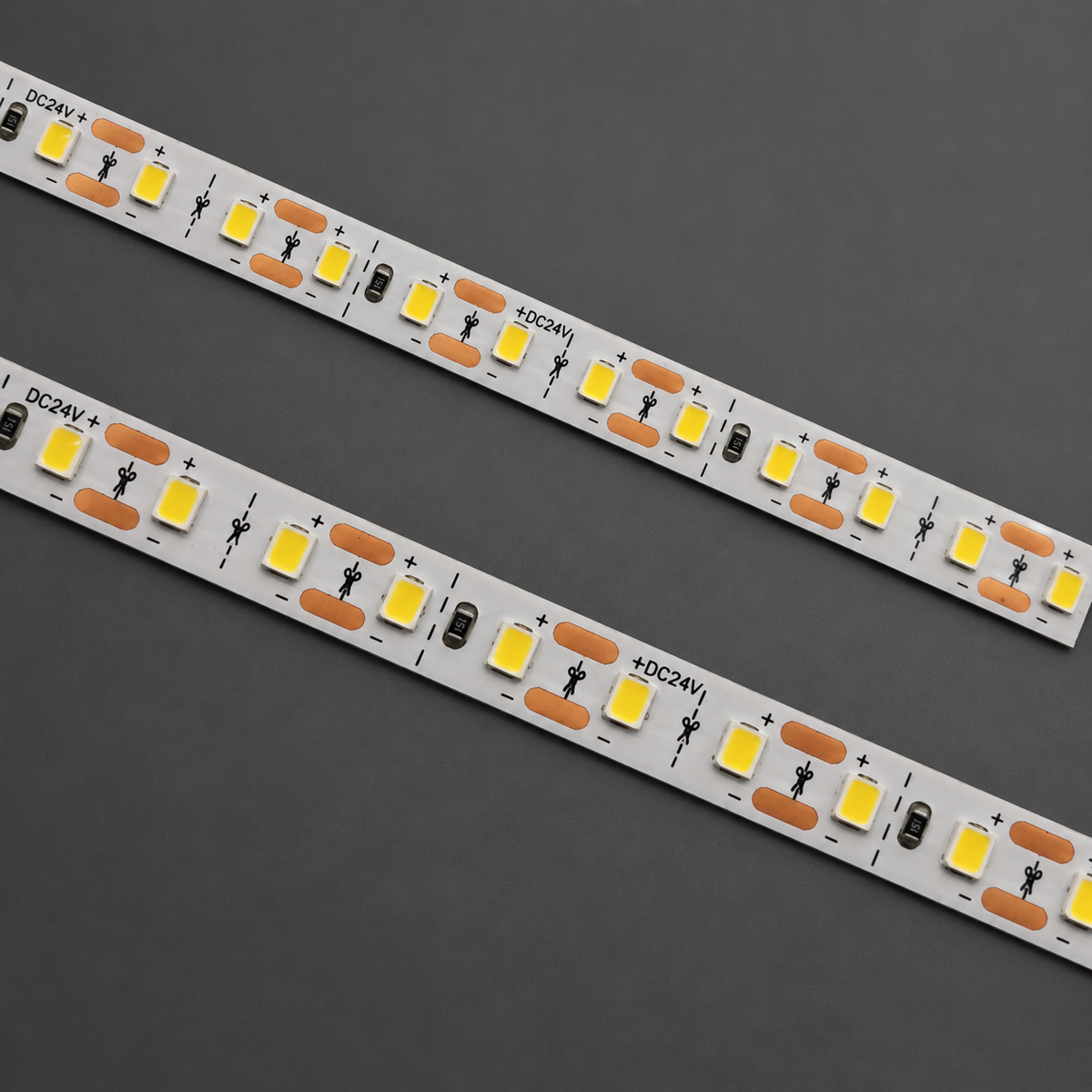 Bandă LED COB cu lumină caldă 3000K pentru nișa din tavanul fals