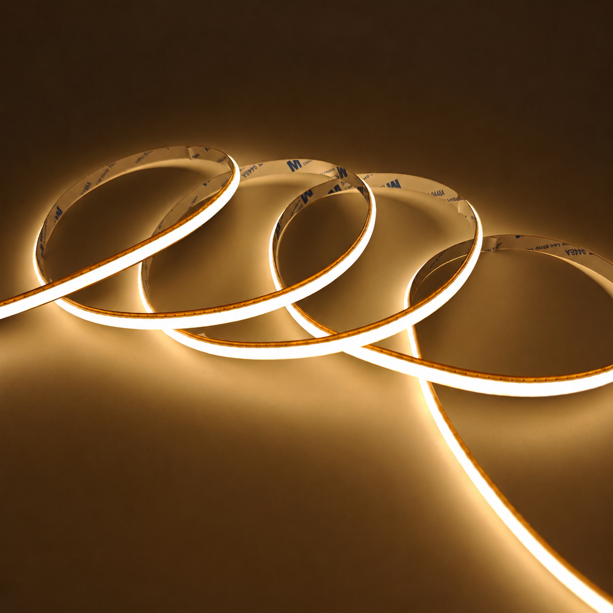 Bandă LED cu lumină caldă de 3000K pentru iluminat indirect